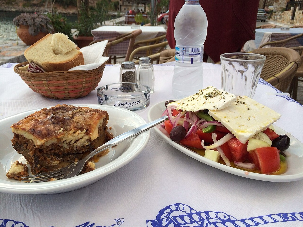 Moussaka und griechischer Salat in einer Taverne